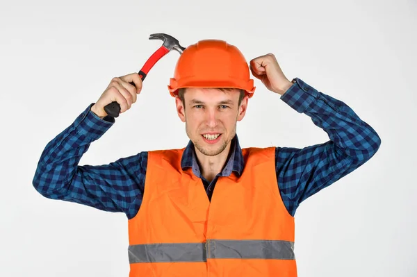 Man reparatie meester kloppen eigen hoofd klauw hamer, verwaarlozing veiligheidsconcept — Stockfoto