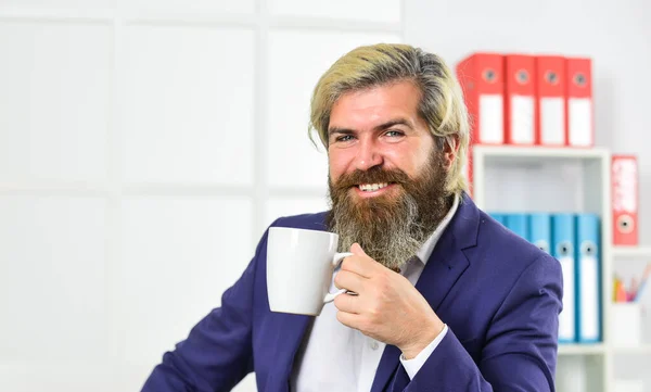 Du thé. Boisson du matin. Un homme d'affaires boit du café au bureau. Le plaisir. L'heure du thé. Tu dois faire confiance à ton instinct. Détends-toi et reste calme. Buvez du café. Barbu homme boire boisson chaude — Photo