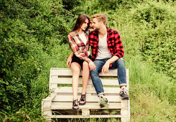 Vi älskar att kyssas. Man med tjej i parken. Familjens ranchhelg. romantisk dejt. Glad Alla hjärtans dag. sommarcamping i skogen. Koppla av utomhus. Förbindelser. par förälskade. Checkat mode — Stockfoto