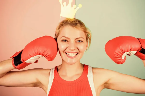 Raggiungere il successo. Festeggia il successo. Regina del ring di boxe. Sportiva con corona principessa. Ragazza allegra con corona puntello in guanti da boxe. Vincitrice atletica. Concetto di vittoria. Successo sportivo — Foto Stock