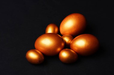 Altın rengine boyanmış geleneksel yumurta pişirme ve yeme konsepti