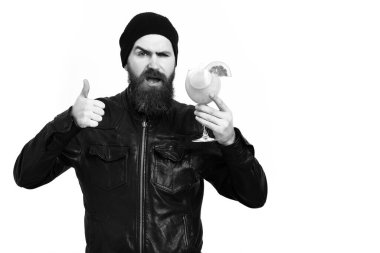 Kafkasyalı vahşi hippi elinde alkollü içecek ya da taze kokteyl tutuyor.