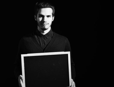 Siyah stüdyo arka planında yakışıklı sakallı adam, kopyalama alanı.