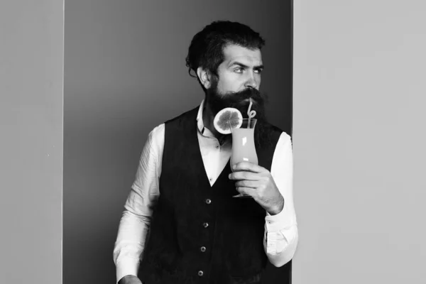 Poważny przystojny brodaty mężczyzna na kolorowe tło studio — Zdjęcie stockowe