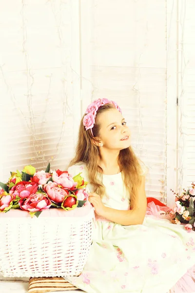 Menina loira bonito com flores no fundo do estúdio branco, espaço de cópia — Fotografia de Stock