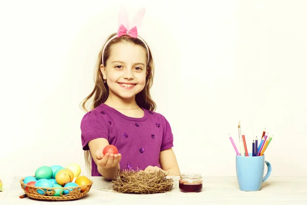 一个快乐的小女孩，带着被白色隔离的复活节彩蛋 — 图库照片