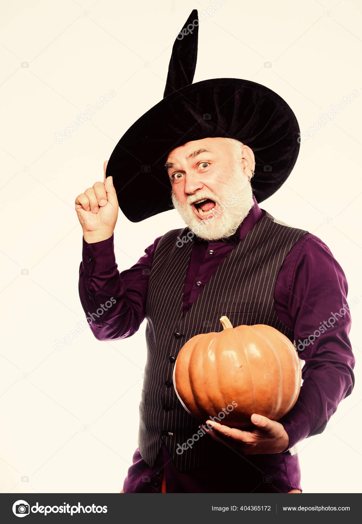 Sentindo medo. 31 de outubro. homem gótico com fantasia de halloween. homem  sênior segura abóbora. velho com capa e chapéu mágico. jack-o-lantern.  terror de fantasia de halloween. decoração de halloween e conceito