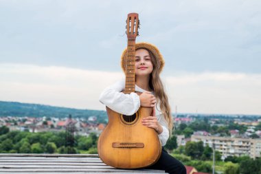 Kalbe dokunan müzik. Akustik gitarlı bir şarkıcı. Müzik ve sanat. Müzik dükkanı. Mutlu kız anın tadını çıkar. Kutlama 'da iyi eğlenceler. Gitarla şarkı söyleyen çocuk. Gitarda çalan yeniyetme