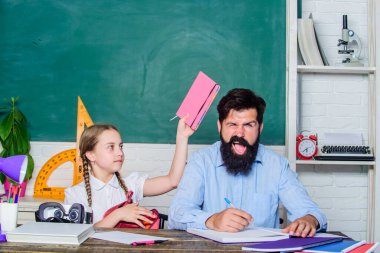 Çocukla birlikte sakallı pedagog çalışması. Disiplin ve terbiye. Ödül ve ceza prensibi. Çalışmaya yardım. Ders çalışmak eğlencelidir. Öğretmen ve liseli kız. Babamla evde eğitim.
