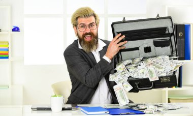 Profesyonel başarılı sakallı adam çok para kazandı. Dolar kazanıyor. Kendine güvenen milyoner. Ekonomi ve finans. Zengin bir banka çalışanı. Kendine yatırım yap. Ofis çantalı iş adamı