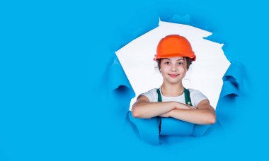 Bebek yapma. Şirin çocuk miğfer takıyor. Çocukluk mutluluğu kavramı. Küçük kız mühendis. İnşaat alanını ziyaret ediyorum. Çocukluk ve eğitim kavramı. Boşluğu kopyala