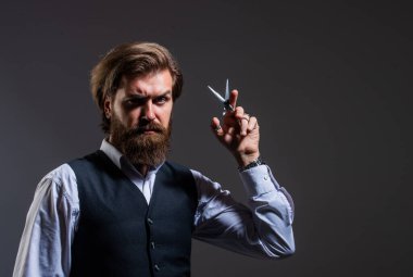 Sakallı, olgun bir hippi. Bıyıklı, vahşi, beyaz bir hippi. Erkek berber bakımı. Sakallı adam eski saç jiletini tut. Kendine güvenen ve yakışıklı vahşi bir adam. Yüz bakımı. Jiletle tıraş olmak.