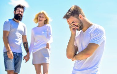 Bu kadar üzülme. İlişki sorunları. Aile psikolojisi. Kişiler arası ilişki. Anlayış ve destek. Birbirine aşık çiftler. Üçüncü adam. Aşk üçgeni. İhanet ve boşanma