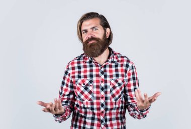 Sorunu çözmeyi teklif et. Yakışıklı, kendine güvenen bir adamın mükemmel bir saç stili var. Kareli gömlekli sakallı adam. Erkek güzeli. Sakallı hippi portresi. Uzun, gür sakallı ve bıyıklı adam.