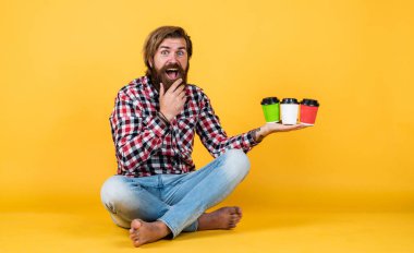 Denemek istiyorum. İlham konsepti. Hipster adam kahve içer. Beyaz bardak tutan yakışıklı sakallı adam. Bardakla içecek. Çay ya da kahve içmek. Günaydın. Evde sabah titreşimleri