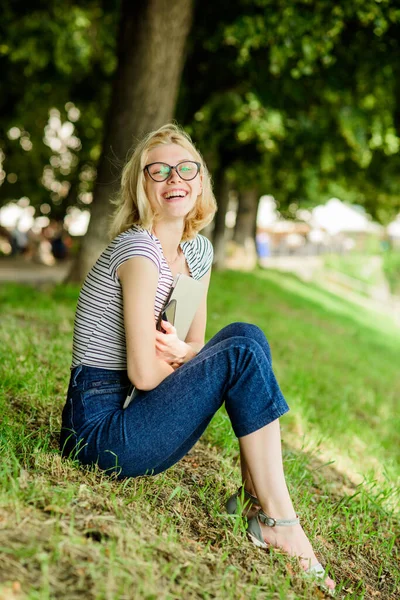 Een meisjeslaptop buiten. Werknemer werkt buiten. Buiten zijn stelt werknemers bloot aan frisse lucht en milieuvariaties die een gelukkig en gezond fysiek emotioneel niveau maken. Efficiënt en productief — Stockfoto