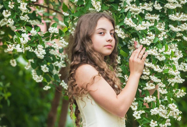 Wspaniała panna młoda dziewczyna biały strój kwiaty kwitnące tło, letni pomysł na wakacje — Zdjęcie stockowe