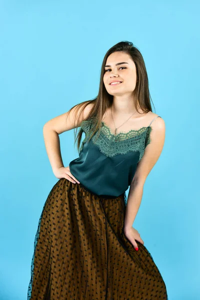 Menina modelo de moda concurso rendas blusa ombros nus, conceito de roupa de festa — Fotografia de Stock