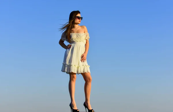 Psicología femenina. Hermosa mujer en el cielo azul del día soleado. Elegante modelo en tierno vestido de verano. Libertad y Armonía. Moda de verano. Chica en gafas de sol copiar espacio. Hacia el verano. Viento de cambio — Foto de Stock