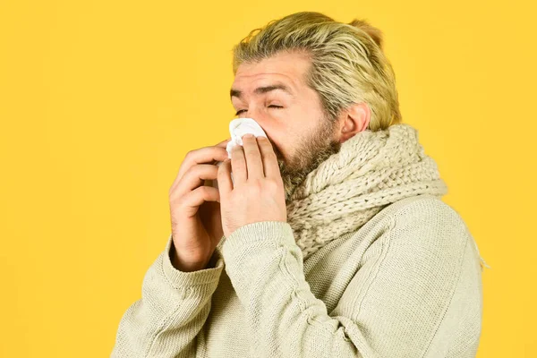 Resposta imunitária. Homem barbudo doente. Gripe fria. Primeiro sintoma. Sintoma do vírus da dor de cabeça. Saúde e medicamentos. Sofre de dor. Febre e regulação térmica da imunidade. Mais do que apenas um sintoma de doença — Fotografia de Stock