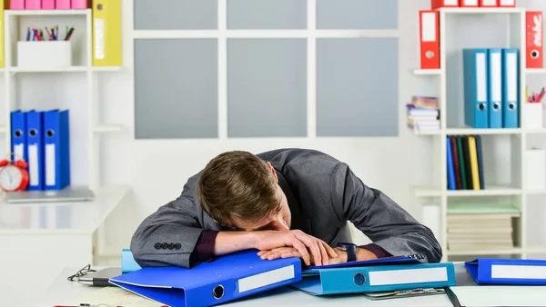 Si tôt le matin. fatigué de dormir ceo. jeune homme d'affaires travaillant au bureau. manager masculin travaille sur ordinateur portable. Homme occupé dans un lieu de travail moderne. patron ou employé. être secrétaire professionnel — Photo