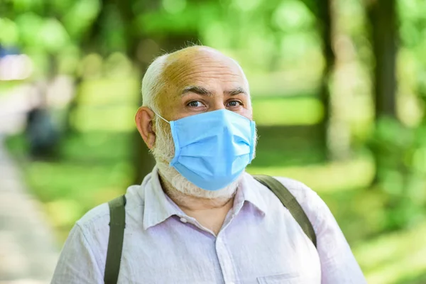 Lopen buiten op coronavirus quarantaine. let op de voorzorgsmaatregelen tijdens de pandemie. gezond leven. Draag een masker in het park. zorg voor je gezondheid. Bescherm jezelf tegen virussen. Een man met een beschermend masker. Zomerdag — Stockfoto