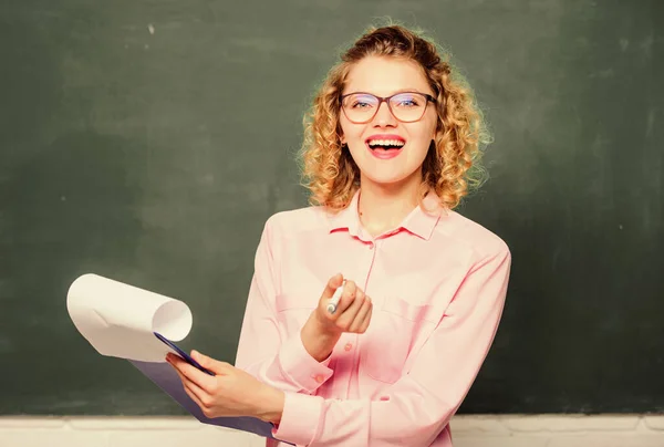 Perfil pessoal. Estimativa de cartas motivacionais dos candidatos. Pessoal da escola. Mulher inteligente segurar documentos tablet. Directora da escola a contratar trabalhadores. Posição de professor de escola. Leia impressionante currículo — Fotografia de Stock