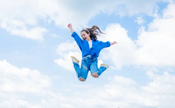 Liberta a tua imaginação. criança beleza e moda. criança salto em estilo casual. Criança pulando no fundo do céu. conceito de férias de verão. felicidade infantil. feliz dia das crianças. Mulher bonita — Fotografia de Stock