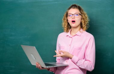 BTMM öğrencisi. Online okul. İnternetten ders veriyorum. İstihbarat ve programlama. İnternette çalış. Uzaktan kumanda. Öğretmen defteri bilgi karatahta arka planı aranıyor. İnternet 'te sörf yapan kadın.