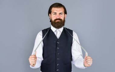 İş günü. İş gömleği mağazada mezura ile dikiliyordu. Beyaz gömlekli yakışıklı terzi çalışıyor. Antika mobilyalarla muhteşem bir atölye. Model için özel dikim takım elbisenin portresi