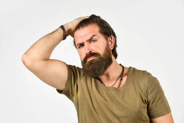 Brutal hipster barbudo. Un hombre guapo. Peluquería. Cuidado de la piel masculina. Para la piel grasa que sufre de afeitado frecuente elegir ingredientes antiinflamatorios y calmantes. Moda de belleza y cabello — Foto de Stock