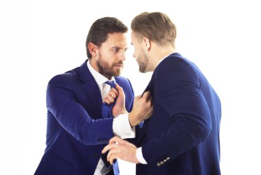 Müdür ve yönetmen kavga ediyor. Saldırganlık, rekabet, nefret, intikam konsepti.