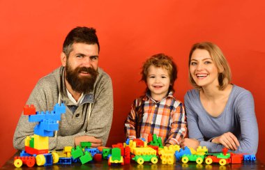Renkli inşaat bloklarından yapılmış gülen yüzlü bir aile.
