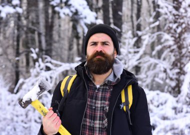 Sakallı ve bıyıklı adam balta tutuyor..