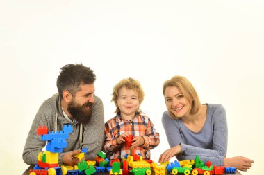 Anaokulu ve aile kavramı. Neşeli yüzlü bir aile