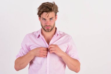 Maço ya düğmeyi bağlar ya da çözer. Erkeklik ve tarz kavramı.