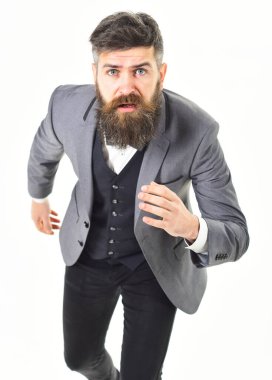 Korkmuş adam konsepti. Korkmuş yüzüyle koşan olgun bir adam..