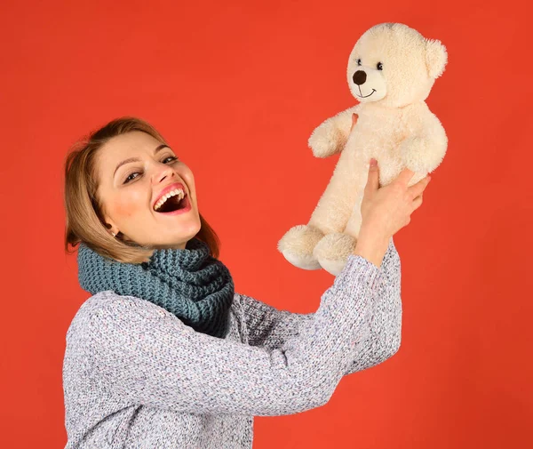 Joli concept de jouet. Femme tient ours en peluche sur fond rouge — Photo
