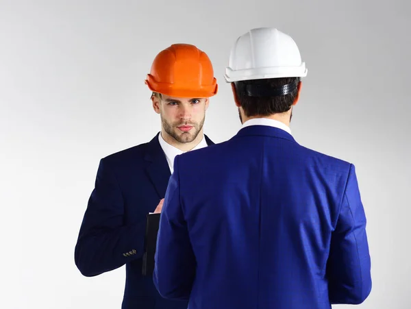 Construção, empresários, conceito de design. Pessoas em capacetes isolados no fundo branco. — Fotografia de Stock
