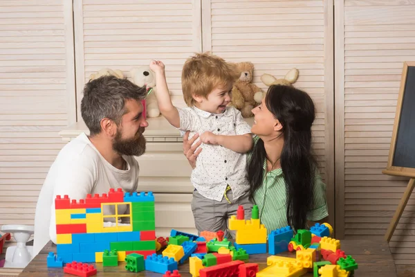 Concepto de paternidad. Familia joven con caras felices — Foto de Stock