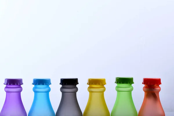 Zestaw butelek w innym kolorze. Wybór koloru i pojemniki — Zdjęcie stockowe