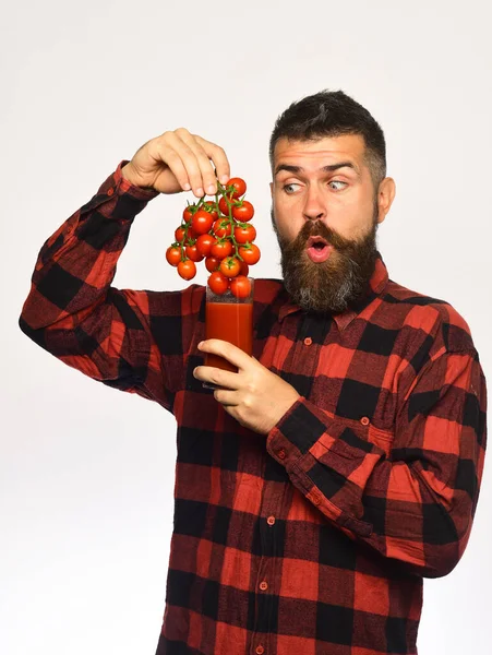 収穫の男だ。男はトマトジュースにベリーを入れて — ストック写真