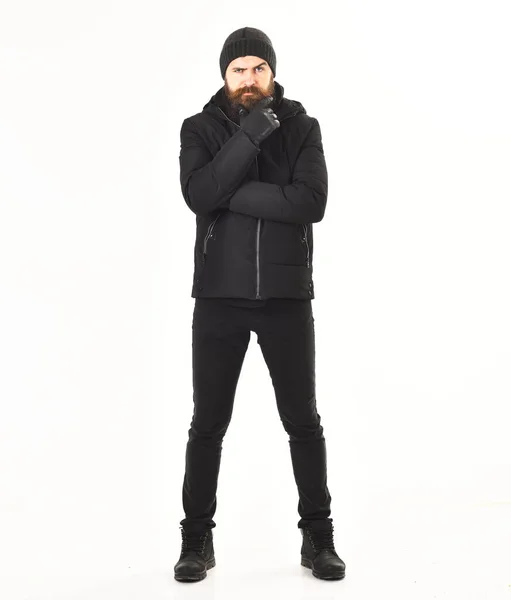 Stoere zelfverzekerde stijlvolle punker in zwarte capuchon jas — Stockfoto