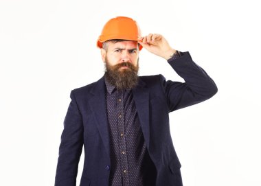 Beyaz arkaplanda tek başına duran miğferli inşaat yöneticisi