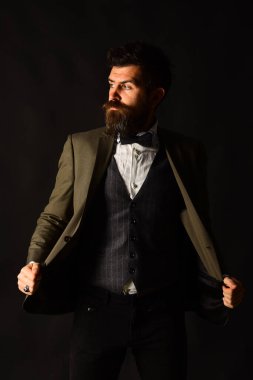 Meraklı yüzlü bir işadamı ceketini açar. Retro takım elbiseli adam.