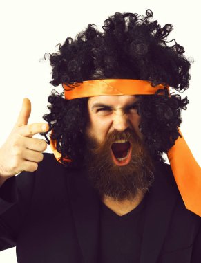 Takım elbiseli beyaz tenli hippi ve siyah kıvırcık saçlı peruk.