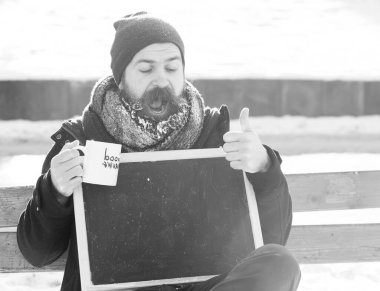 Doğal arkaplandaki yazı tahtasındaki yakışıklı adam noktaları, boşluğu kopyala