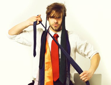 Sakallı, maço, beyaz tenli, renkli kravatlı bir adam.