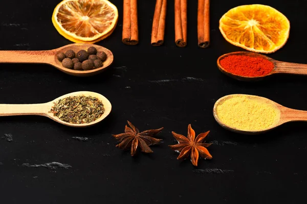 Sammansättning av krydda, närbild. Träskedar med kryddor — Stockfoto