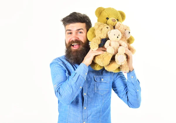 Homem segura ursinhos de pelúcia conceito de brinquedo bonito. — Fotografia de Stock